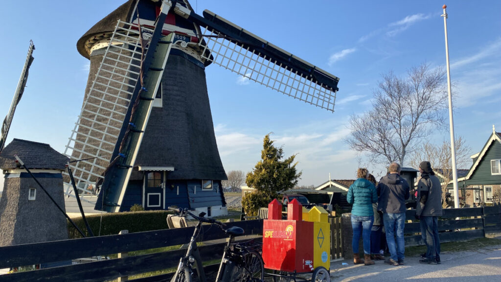 puzzelen-op-de-pedalen-bij-de-molen-aangekomen