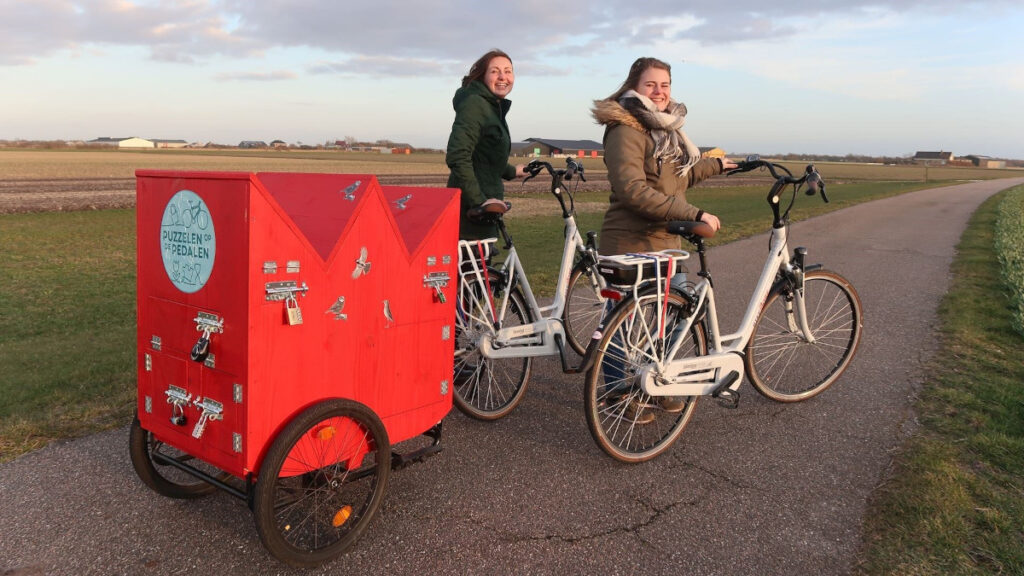 twee-meiden-onderweg-met-puzzelen-op-de-pedalen