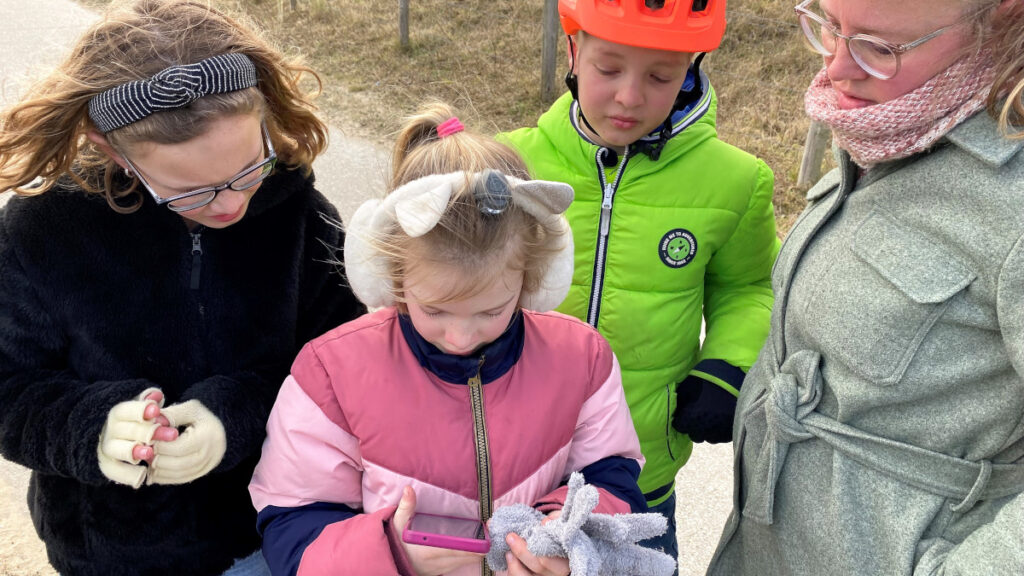 De deelnemers van Puzzelen op de Pedalen zijn op zoek naar de volgende aanwijzing.