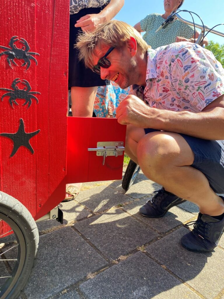 Een man heeft een vakje van de puzzelkar geopend.